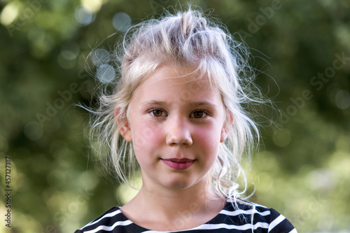 фотографія enfant fille portrait au naturel