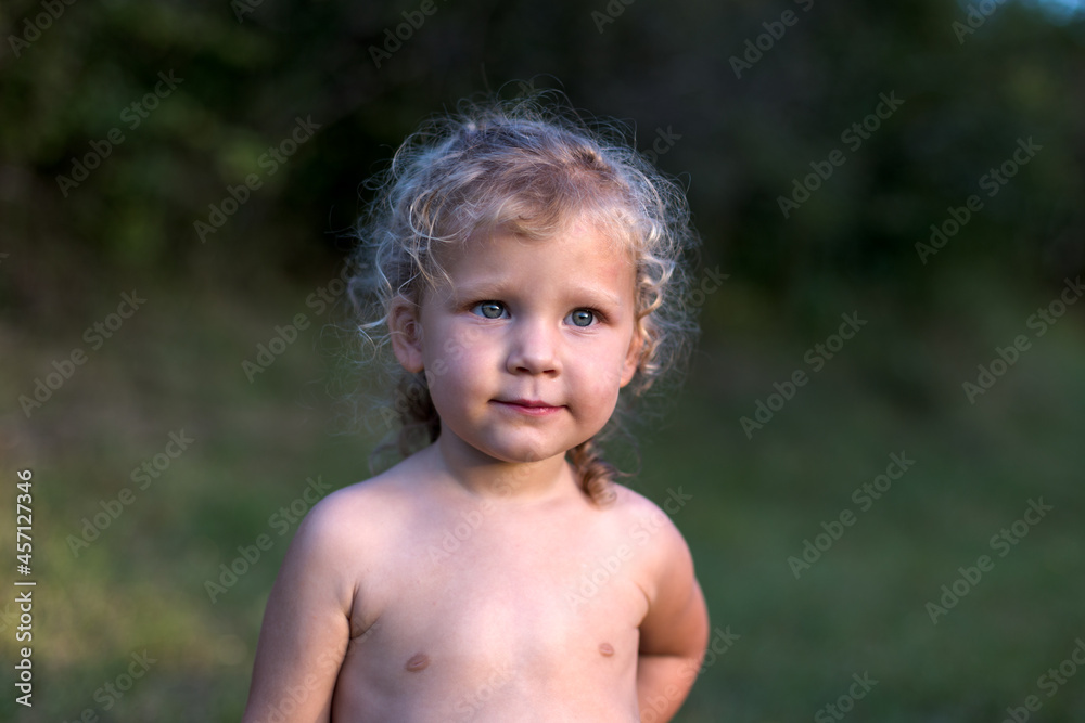 enfant fille portrait au naturel lumière du soir enfant fille portrait au naturel lumière du soir