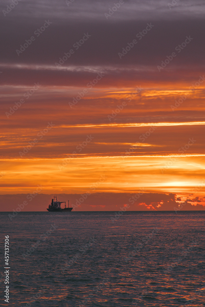 Bateau au coucher du soleil