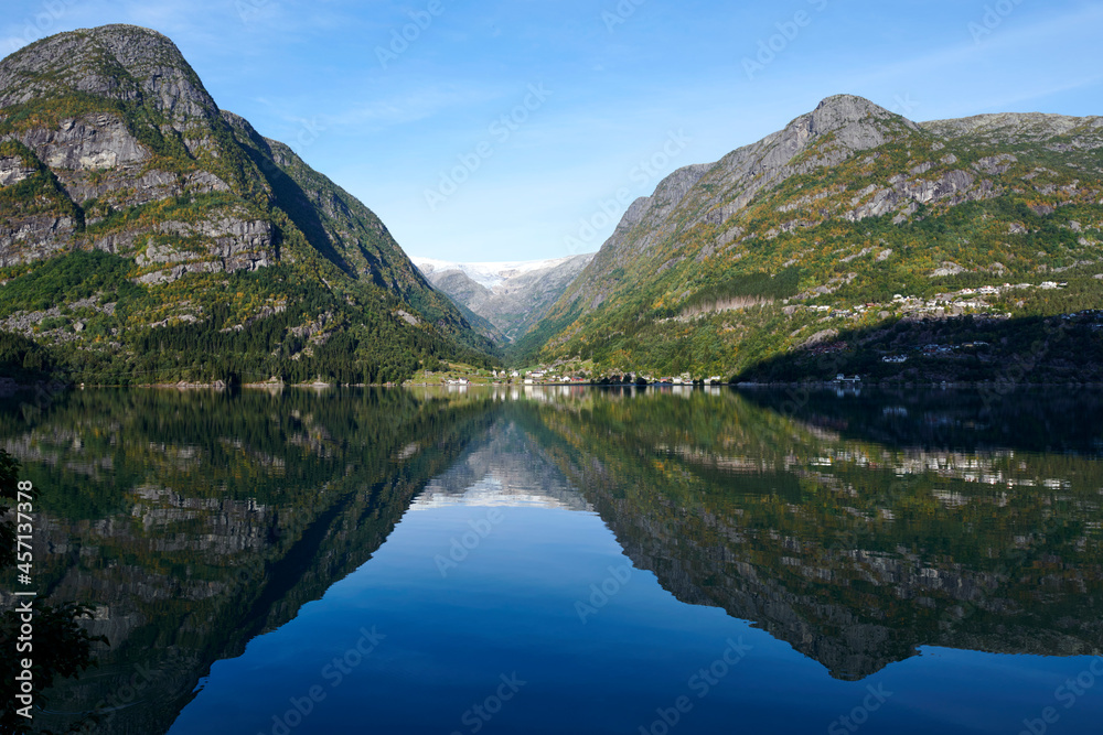 Efecto espejo en el fiordo con las montañas noruegas en el fondo