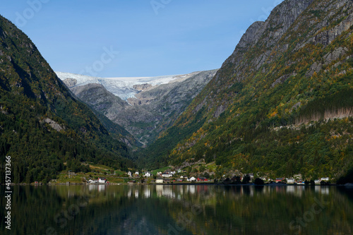 Efecto espejo en el fiordo con las montañas noruegas en el fondo