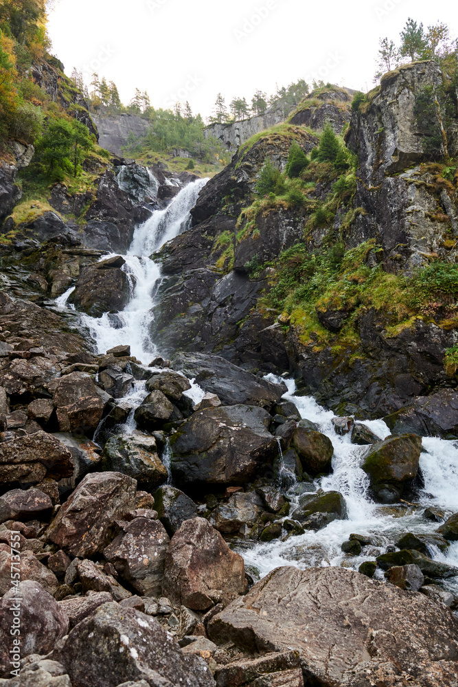 Cascada de Vidfossen en zona  montañosa en Noruega