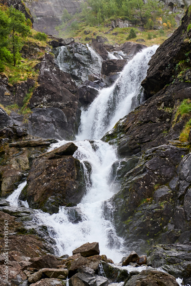 Cascada de Vidfossen en zona montañosa en Noruega Cascada de Vidfossen en zona montañosa en Noruega