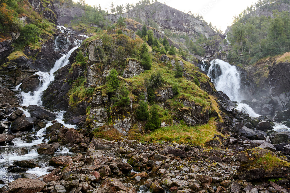 Cascada de Vidfossen en zona  montañosa en Noruega