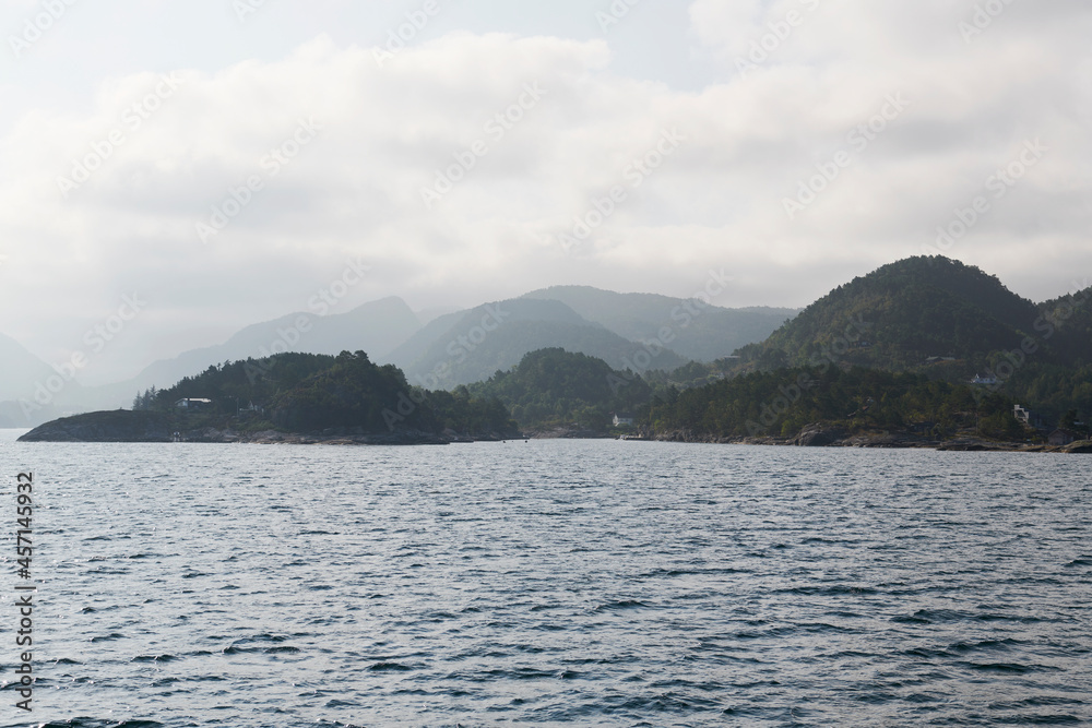 Vista del fiordo noruego desde el barco