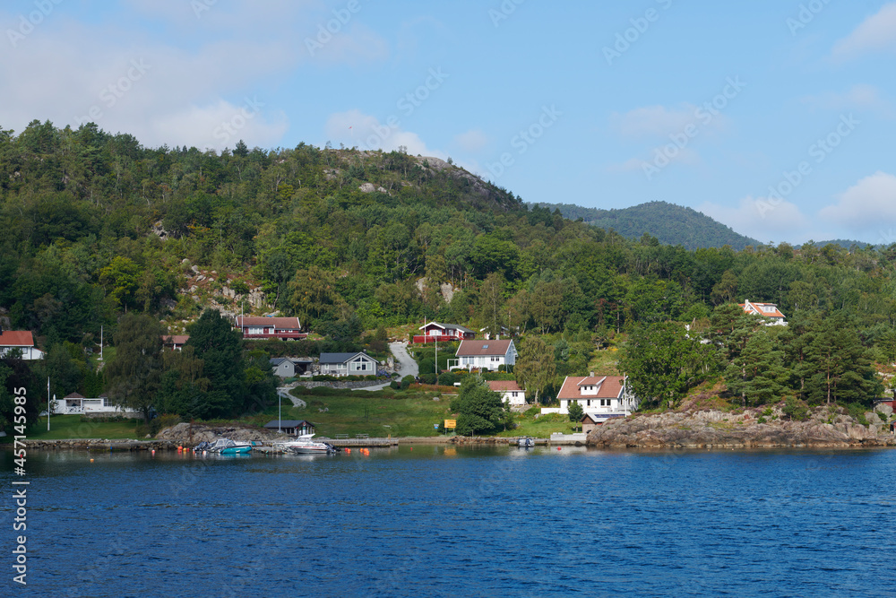 Fototapeta premium Vista del fiordo noruego desde el barco