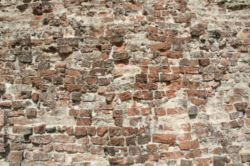 Alte historische Mauer aus roten Ziegelsteinen