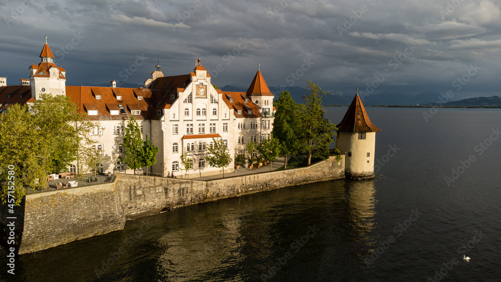D, Bodensee, Lindau, Blick auf das mittelalterliche Stadtbild der Insel Lindau im Bodensee mit Pulverschanze und Pulverturm, Luitpoldkaserne, Luftaufnahme, Übersichtsaufnahme