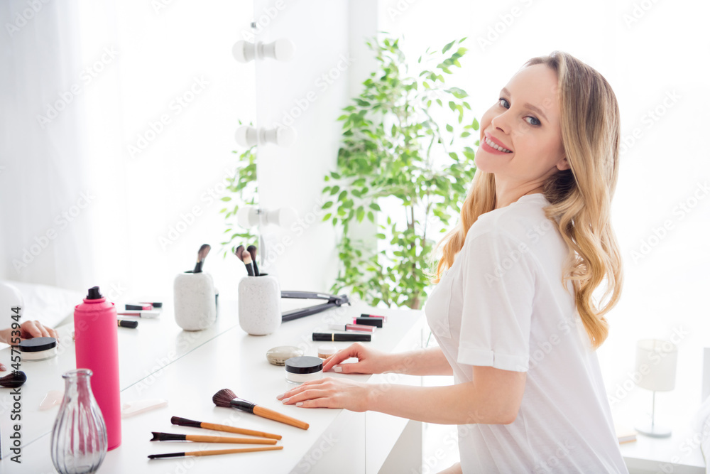 Photo portrait young woman doing make up in the morning Photo portrait young woman doing make up in the morning