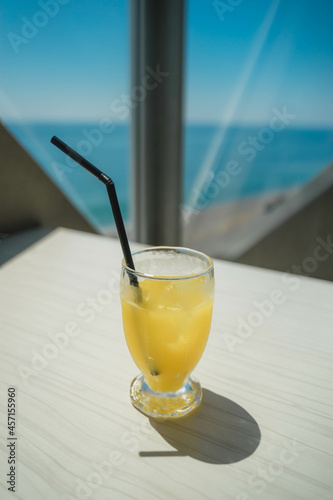 海の見えるカフェでオレンジジュース