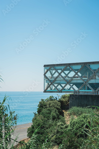 海に浮かぶ建物