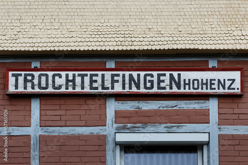 Bahnhofsschild (Stationstafel) in der Stadt Trochtelfingen Hohenzollern