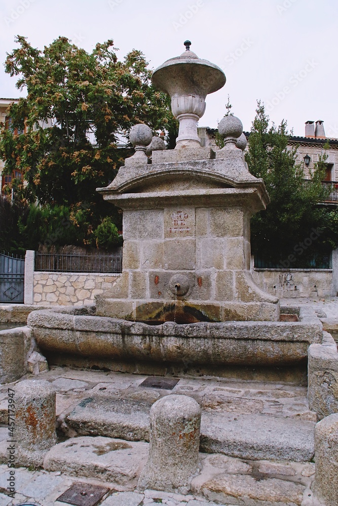 Nueva fuente de Miraflores de la Sierra en Madrid, España. Construcción de estilo barroco que data de 1791 y fue realizada en granito y que sustituyó a la anterior construida probablemente en el siglo
