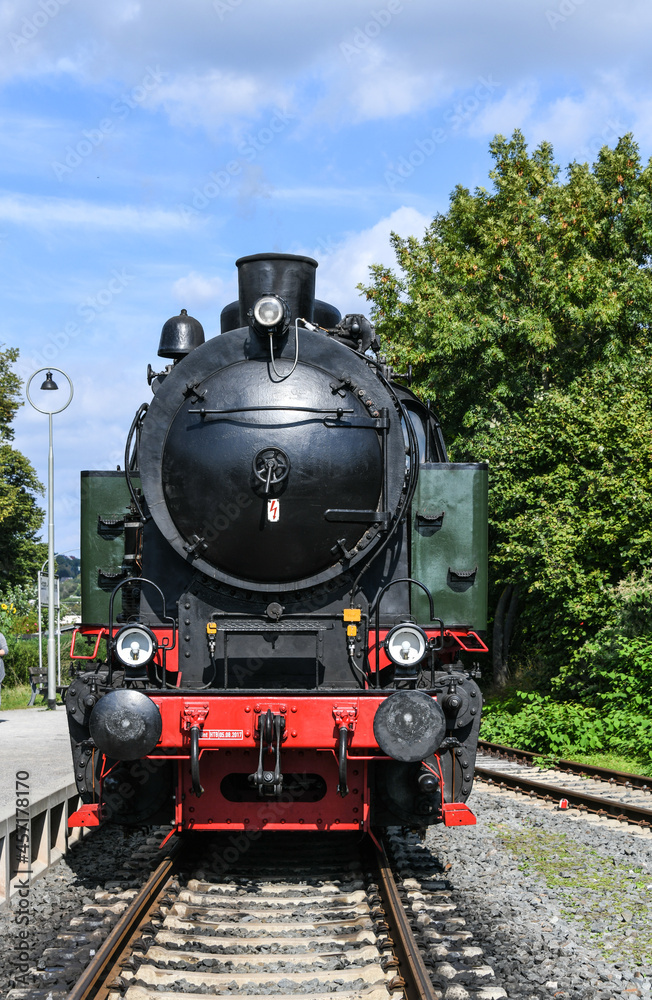 Frontalansicht einer alten Dampflok, Museumsbahn