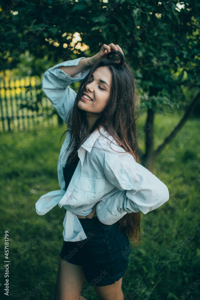 Naklejka premium Belle brune qui sourit