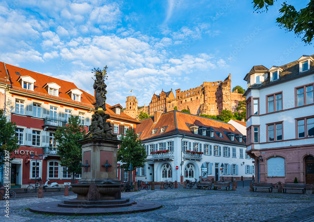 Blick vom Marktplatz in der Heidelberger Altstadt auf Heidelberger Schloss