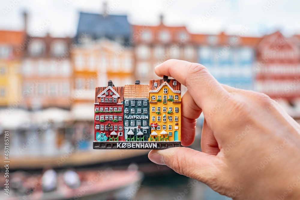 Φωτογραφία Holding a sculpture of famous Nyhavn colorful buildings with a real district in the background