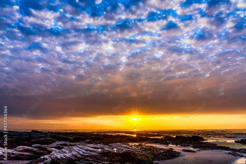 Obraz premium Sunset over the Ocean, clouds, waves, beach