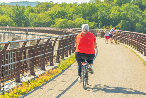 Piste cyclable avec une personne en vélo.