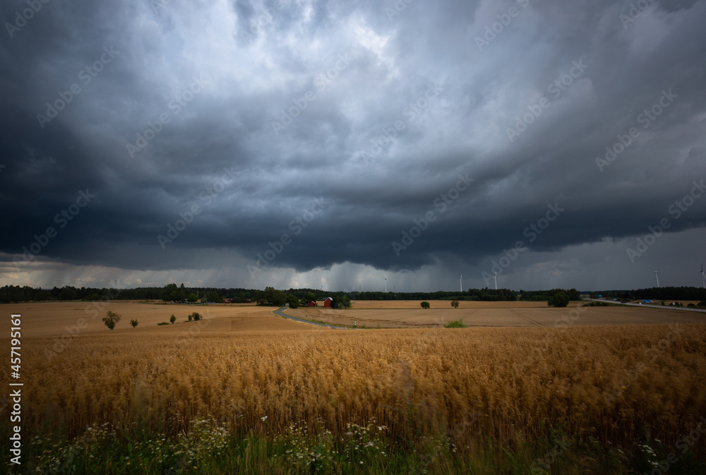 Fast moving thunderstorm on it's way 