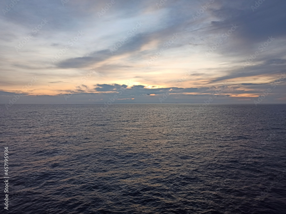 Fototapeta premium sunrise over the sea