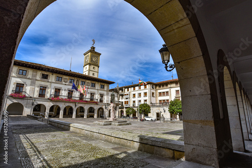 Foto Guernica, Spain - 11 Sept 2021: The town square of Guernica (Gernika) in the Bas