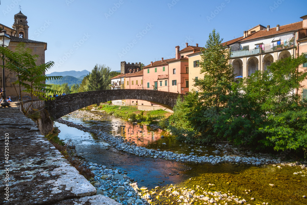 lunigiana 03 - ponte con fiume e borgo antico