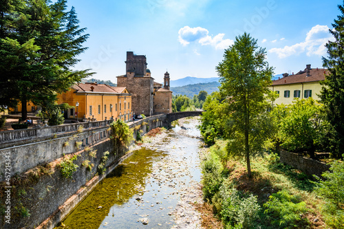 lunigiana 01 - paesaggio toscano con fiume e ponte
