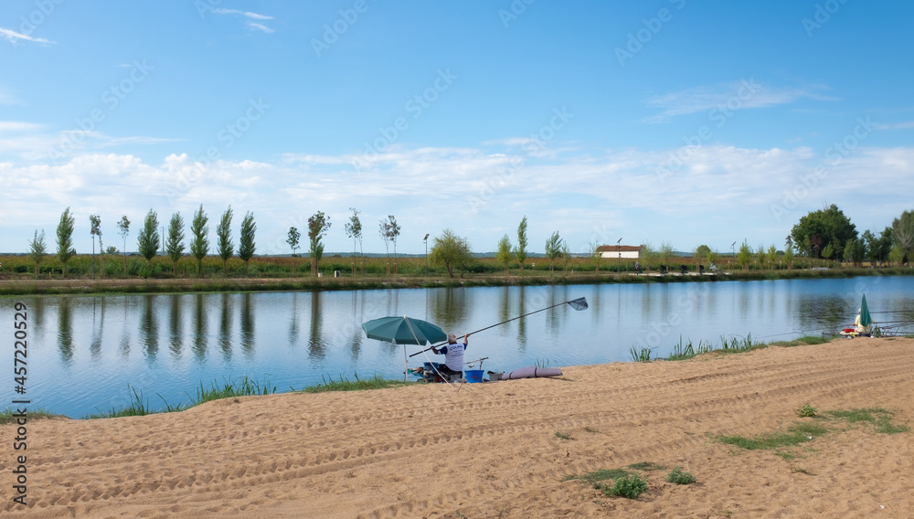 Pescador em praia fluvial de rio em Coruche - obrazy, fototapety, plakaty 