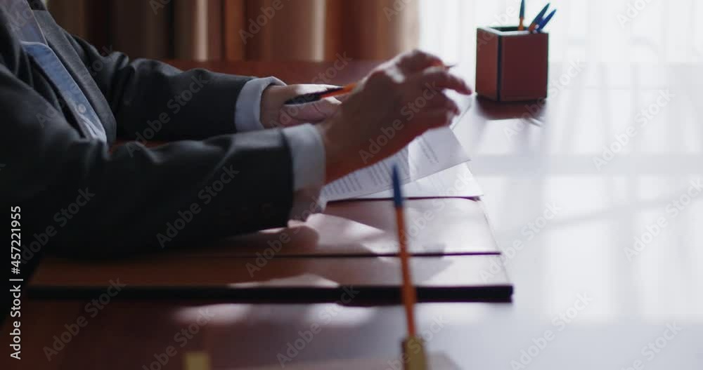 Mujer de negocios de la tercera edad revisando documentos en su oficina.