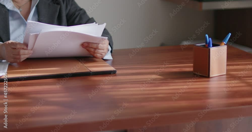 Mujer de negocios de la tercera edad revisando documentos en su oficina.