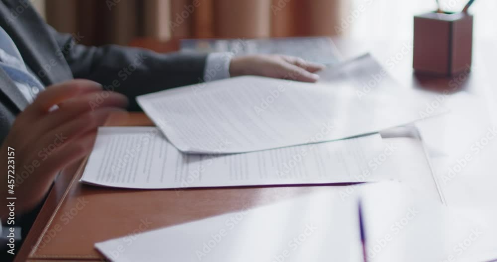Mujer de negocios de la tercera edad revisando documentos en su oficina.