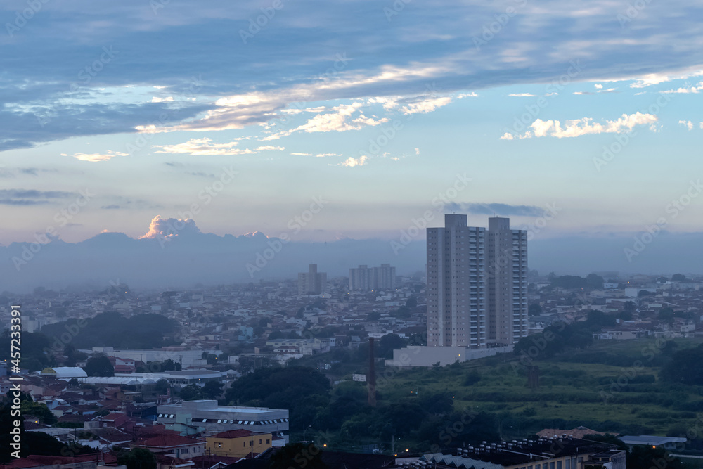 Vista da cidade de São Carlos São Paulo Brasil ao amanhecer em meio a neblina
