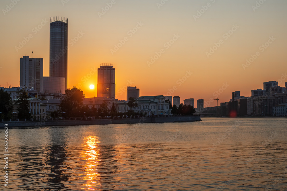 Fototapeta premium Sunset on a pond in the center of the city. Yekaterinburg, Russia