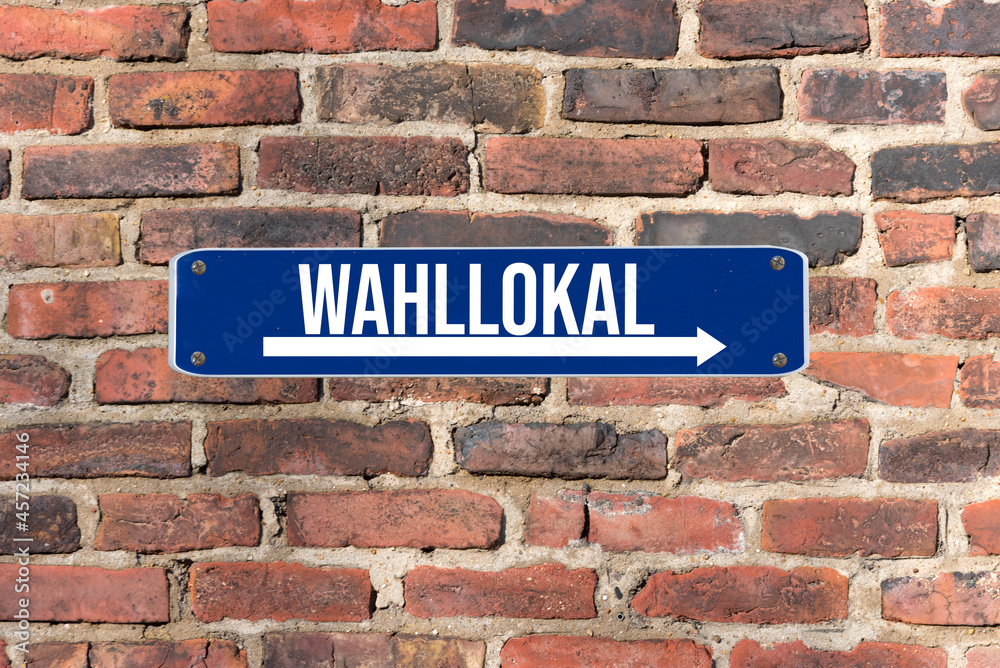 Ein Schild mit dem Hinweis auf ein Wahllokal Ein Schild mit dem Hinweis auf ein Wahllokal