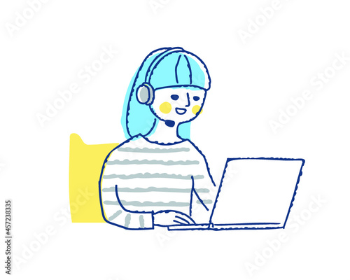 ヘッドセットをつけてパソコン作業をする女の子