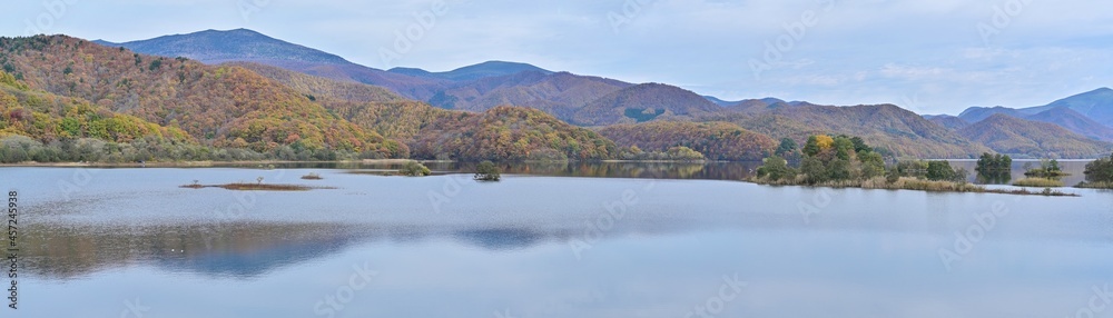 ちょうど見頃の紅葉の秋元湖のパノラマ情景@福島 ちょうど見頃の紅葉の秋元湖のパノラマ情景@福島