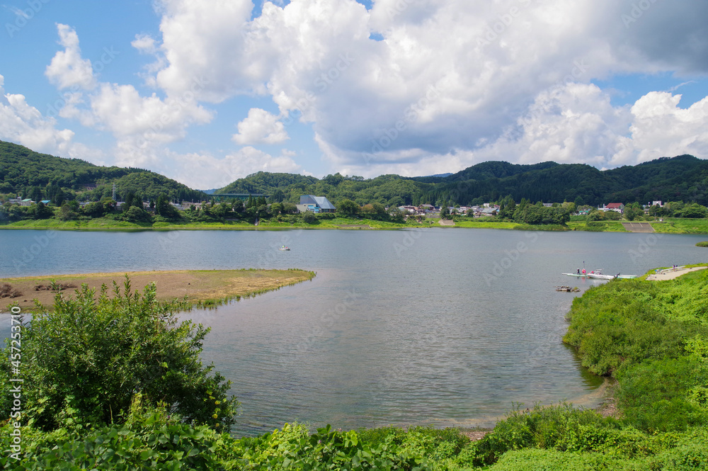 夏の錦秋湖と西和賀町の街並み