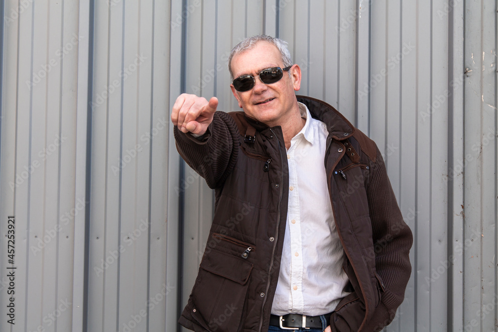 Obraz premium man in jacket pointing a direction