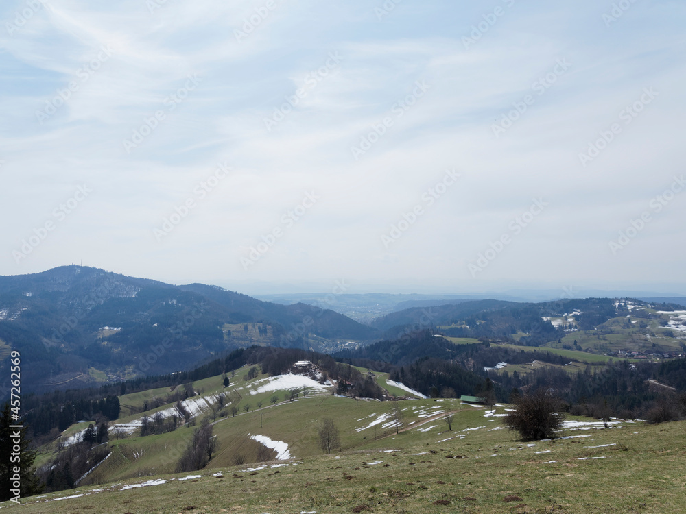 Schwarzwald Landschaft im Winter. Zeller Bergland oben Zell im Wiesental.  Am Südhang des Zeller Blauen zu Ausblicken ins Vordere Wiesental, Frohnd, Schönau