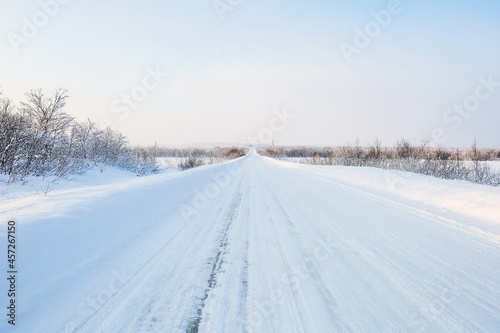 road at a sunny winter day © Петр Смагин