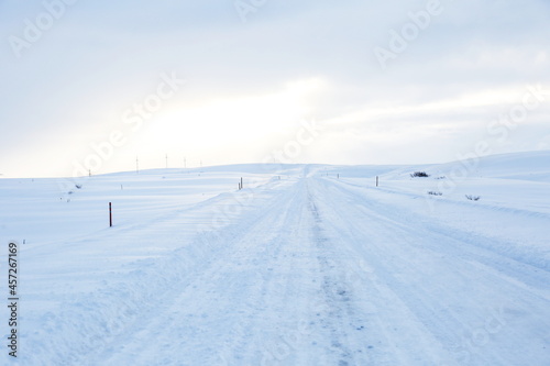 road at a sunny winter day © Петр Смагин