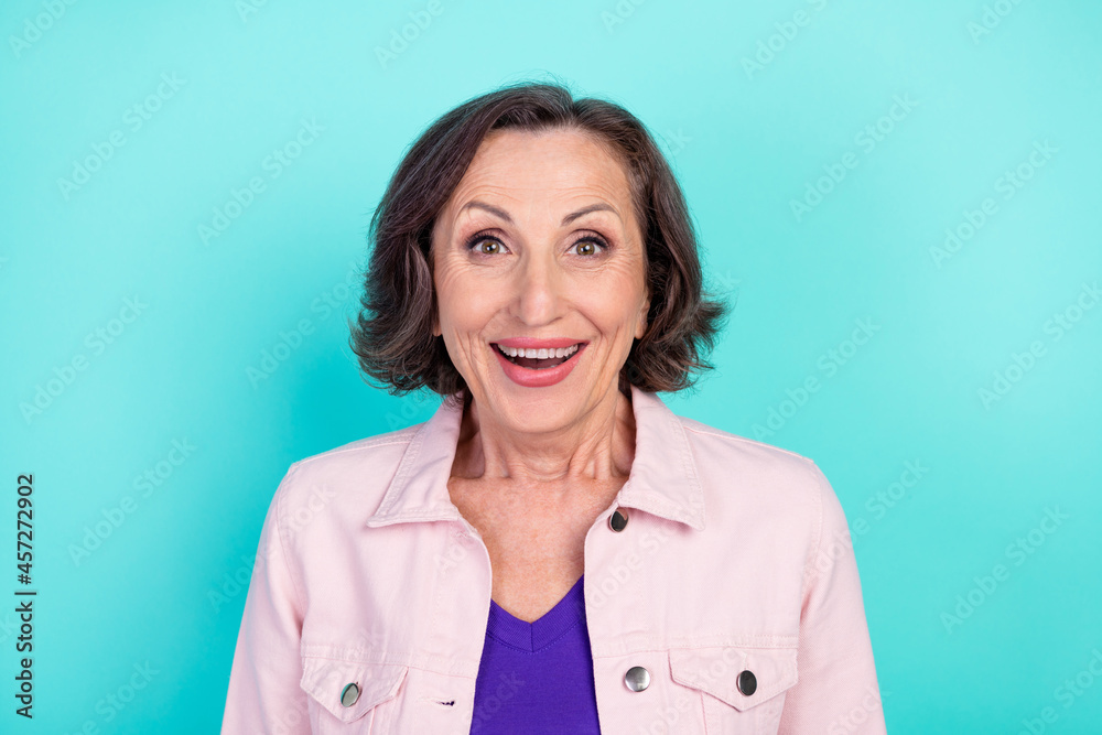Photo portrait woman amazed surprised in casual clothes smiling happy isolated bright teal color background Photo portrait woman amazed surprised in casual clothes smiling happy isolated bright teal color background