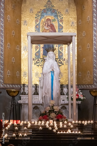 Estatua de nuestra Señora de Lourdes dentro de la Capilla. Lourdes,Francia photo