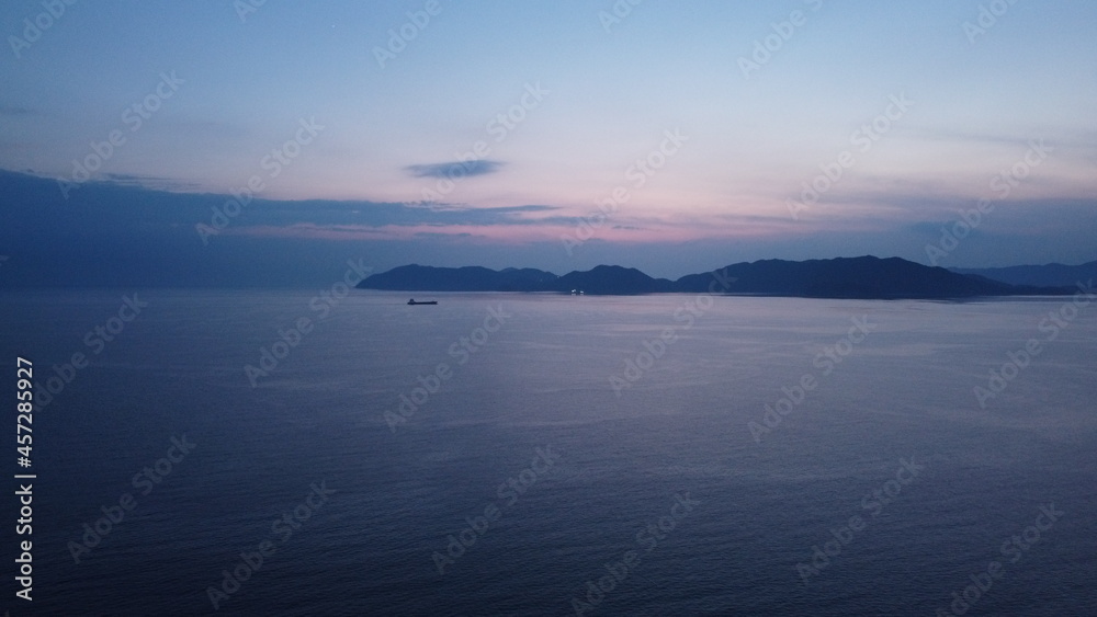 Fototapeta premium SDGs地球環境！日本の自然！山口県光市の街並みと瀬戸内海の風景