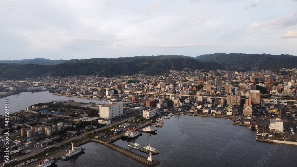 Obraz premium SDGs地球環境！日本の自然！山口県周南市の街並みとコンビナート 瀬戸内海の風景