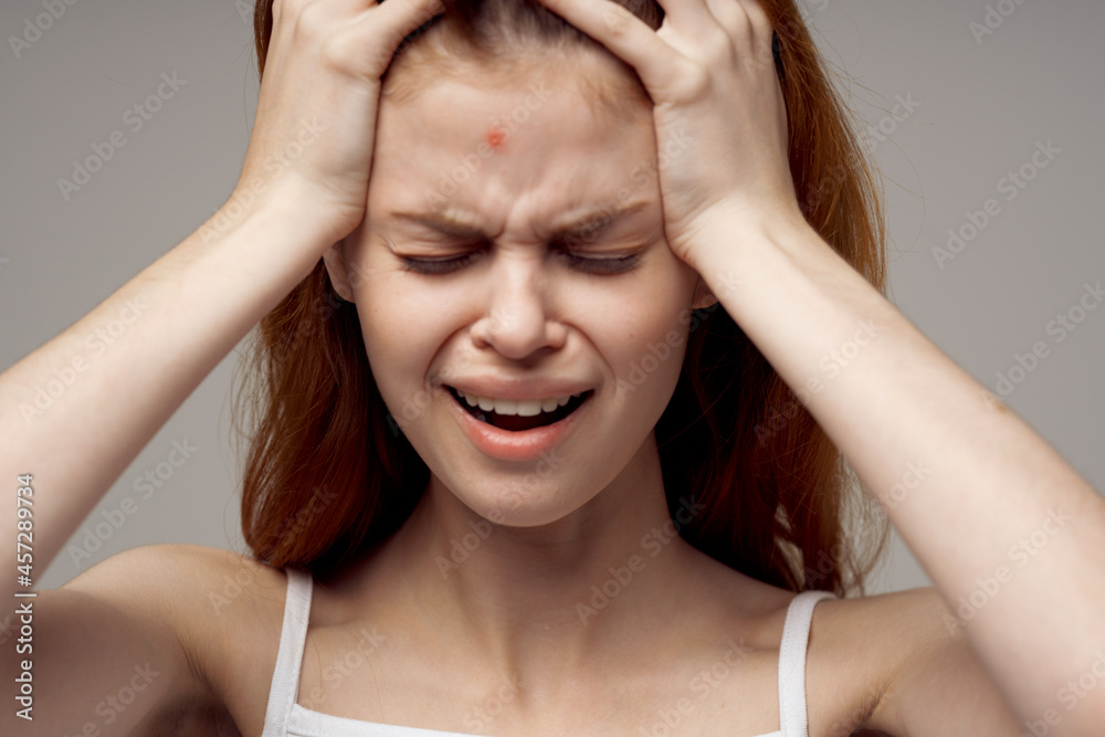 Obraz premium beautiful woman magnifier near the face hygiene light background