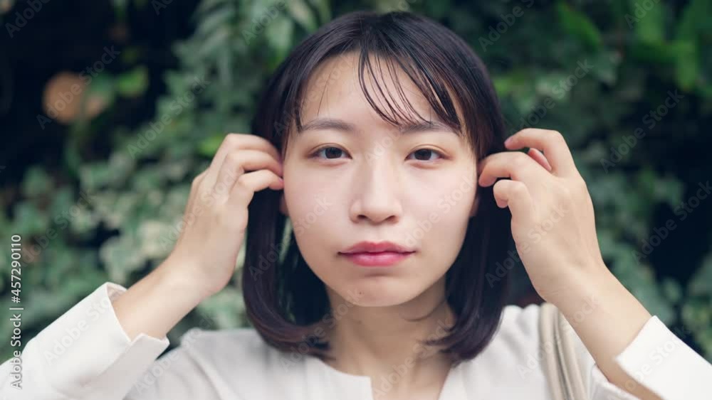 女性と植物イメージ