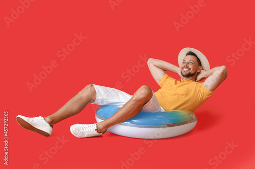 Young man with inflatable r...