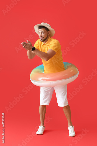 Young man with inflatable r...